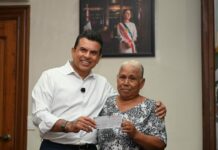 Entrega Lalo Gattás seguro por incendio de vivienda a ciudadana afectada